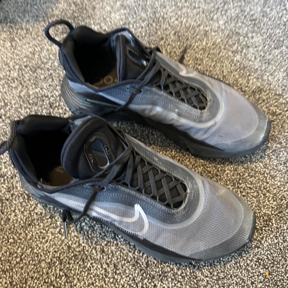 NIKE AIR MAX 2090